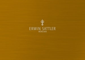 Erwin Sattler Logo auf goldenem Untergrund