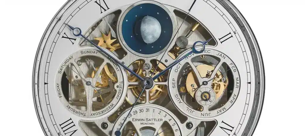 Eine detaillierte Großaufnahme der Opus Perpetual, die komplizierte Zahnräder und Anzeigen für Wochentage und Monate zeigt, mit einem blauen Zeiger über einem silbernen Zifferblatt.