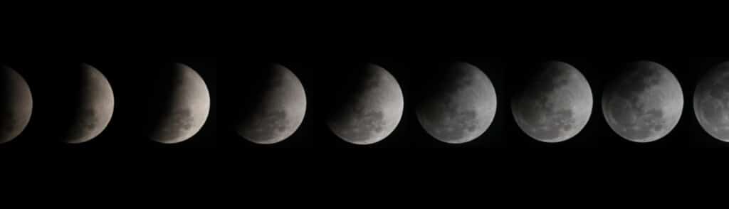 Phasen einer Mondfinsternis in einer Sequenz von links nach rechts, beginnend mit einem leicht beschatteten Vollmond bis zu einem fast vollständig verdunkelten Mond.