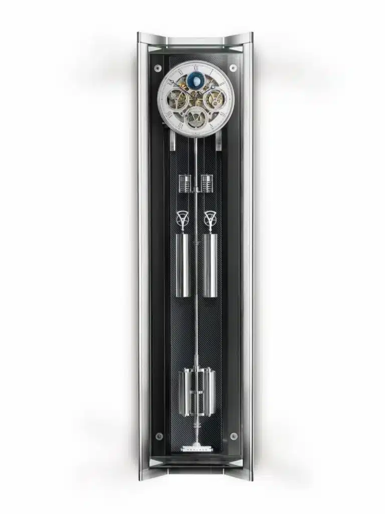 Pendeluhr Opus Perpetual von Erwin Sattler mit sichtbarem Uhrwerk, silbernen Gewichtselementen und einem runden Ziffernblatt mit römischen Zahlen.
