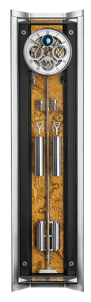 Pendeluhr Opus Perpetual von Erwin Sattler mit sichtbarem Uhrwerk, silbernen Gewichten und Zahnrädern, eingebettet in ein Gehäuse aus Holz mit Metallrahmen.