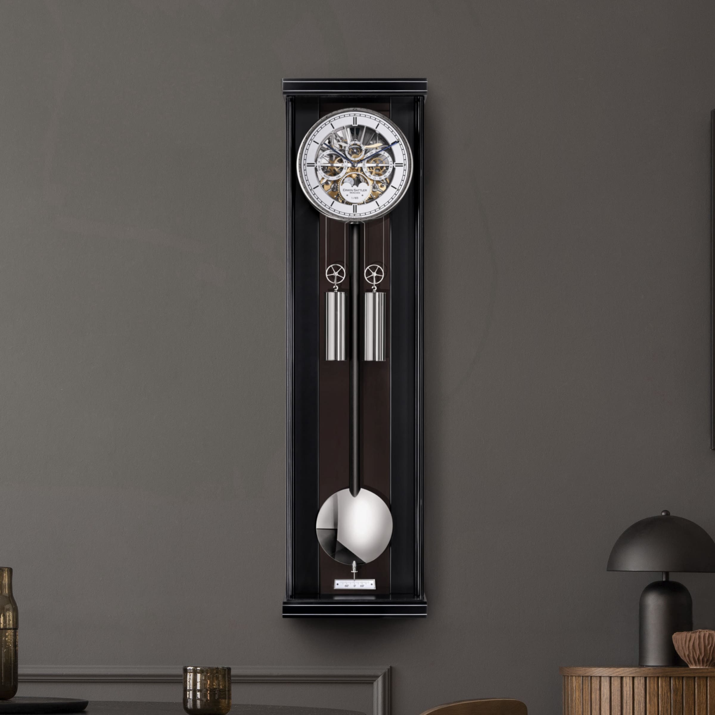 Moderner Wohnraum mit Wanduhr Aperia III von Erwin Sattler, rundem Tisch, zwei Stühlen und einer Anrichte.