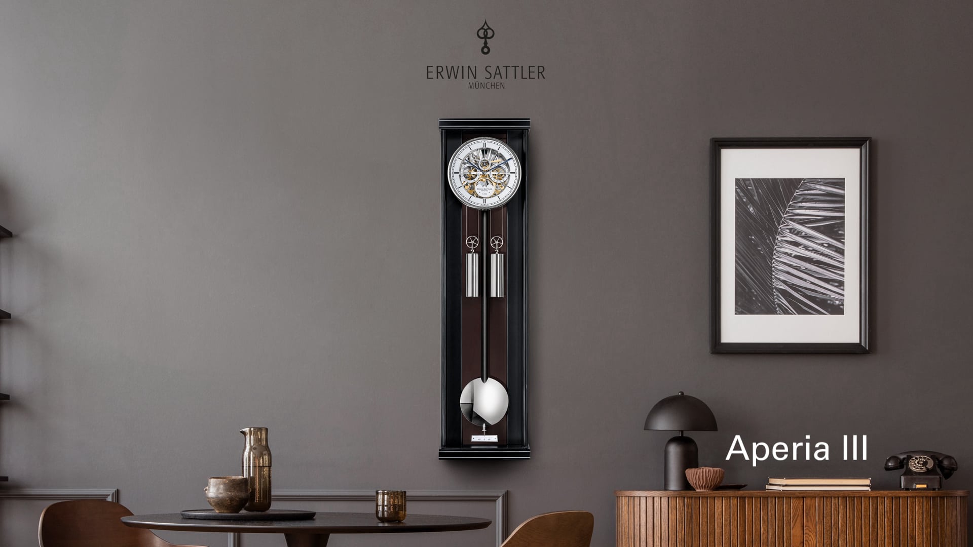 Moderner Wohnraum mit Wanduhr Aperia III von Erwin Sattler, rundem Tisch, zwei Stühlen und einer Anrichte.
