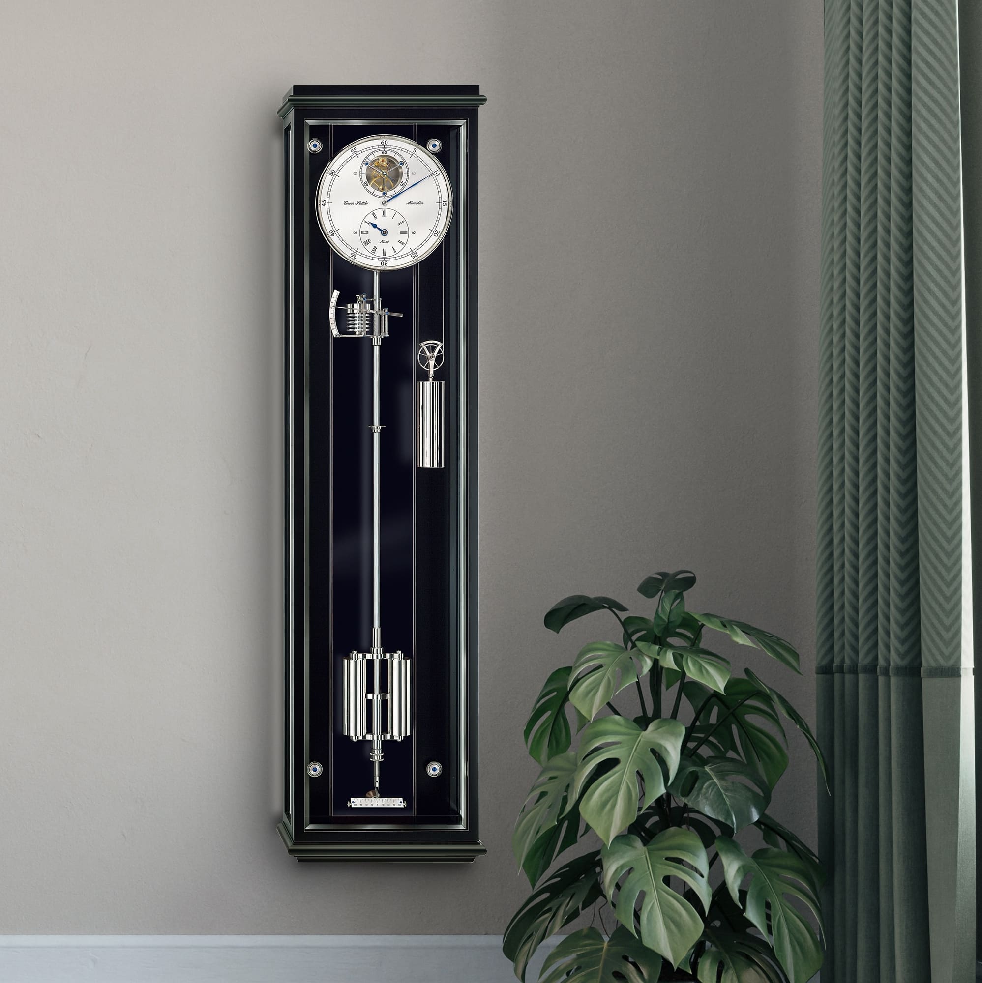 Eine elegante, schwarze Wanduhr Modell Classica Secunda 1995 mit einem Pendel und einem mechanischen Uhrwerk, das vollständig sichtbar ist. Die Uhr hängt an einer beigen Wand neben einer großen, grünen Zimmerpflanze.