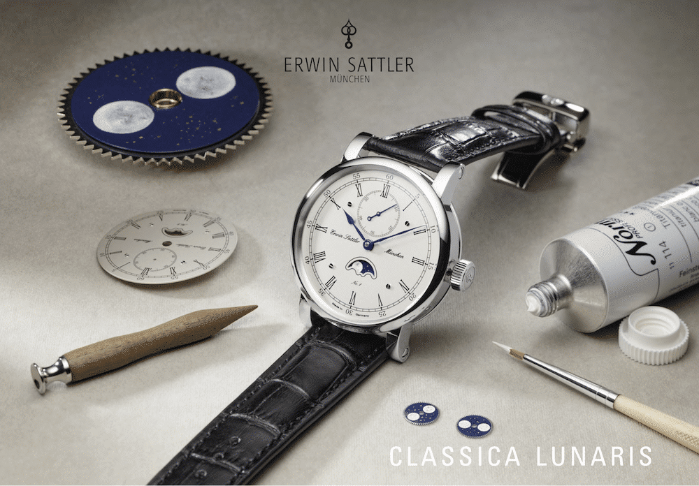 Armbanduhr Classica Lunaris mit Lederarmband von Erwin Sattler, umgeben von Uhrmacherwerkzeugen und Zahnrädern, vor einem beigen Hintergrund.