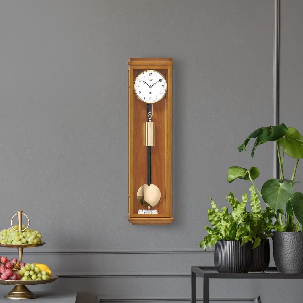 Wanduhr Classica 60 von Erwin Sattler in Kirschbaum. Kleinste Wanduhr an einer grauen Wand