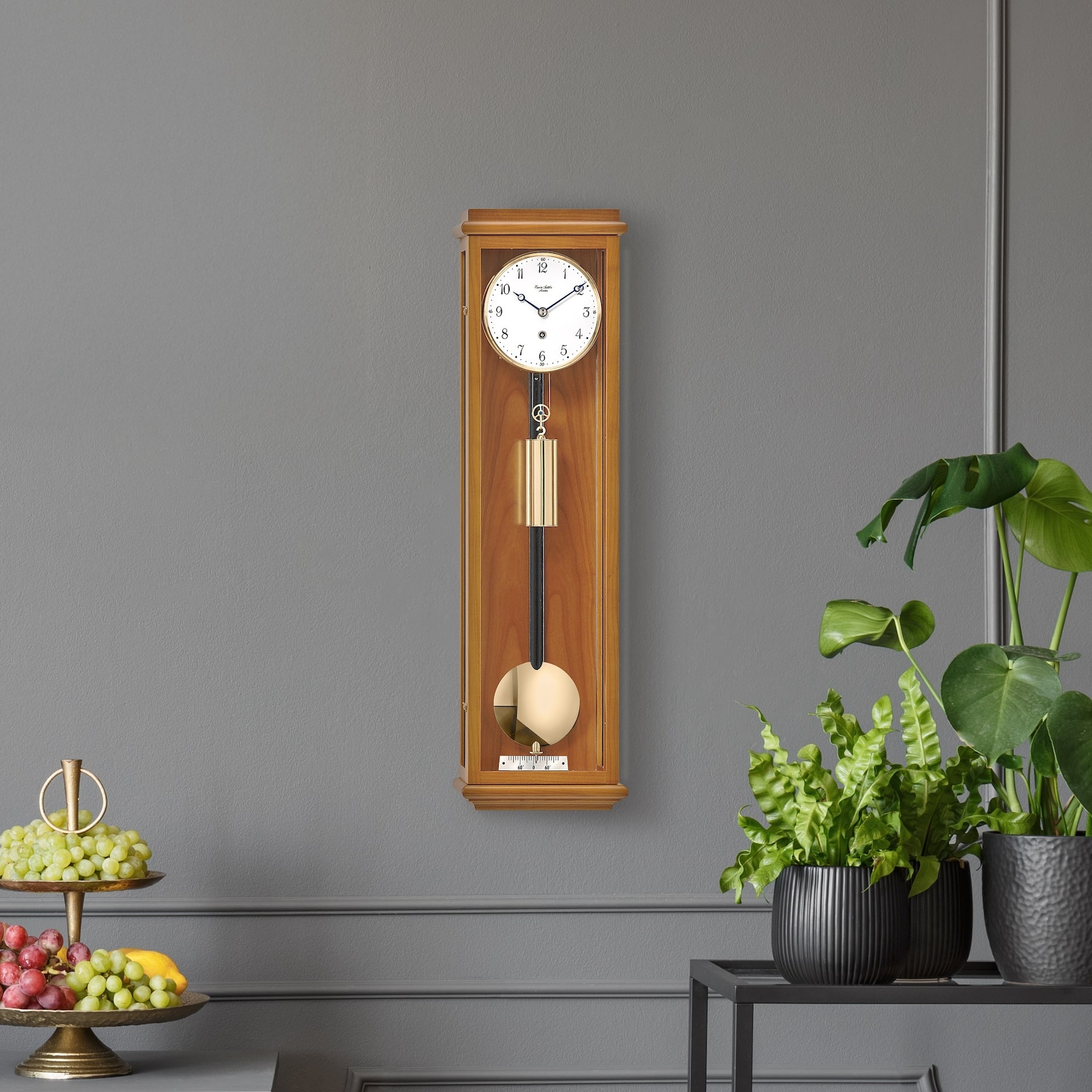 Wanduhr Classica 60 von Erwin Sattler in Kirschbaum. Kleinste Wanduhr an einer grauen Wand