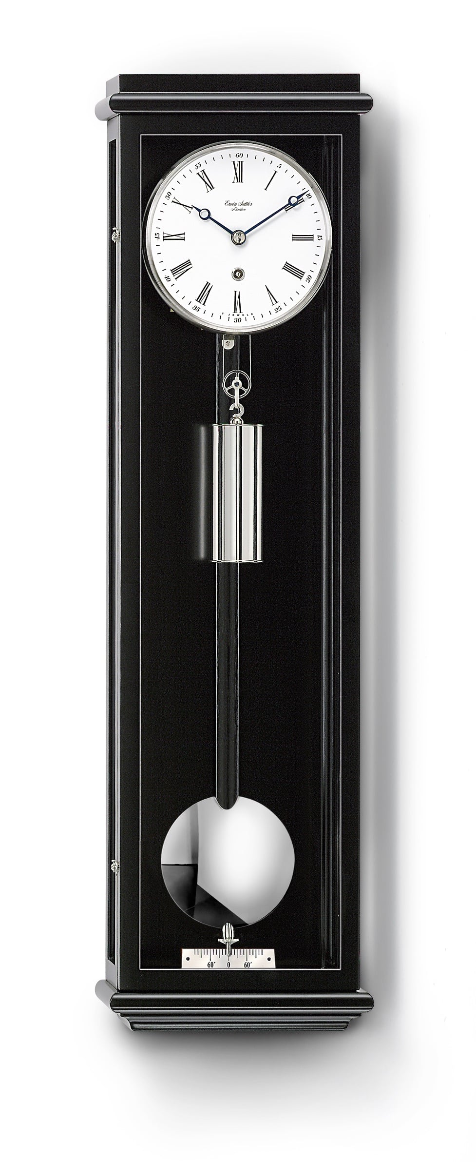 Schwarze Wanduhr Classica 60 von Erwin Sattler mit weißem Zifferblatt und römischen Zahlen, ein Aufzugsgewicht und Pendel sichtbar.