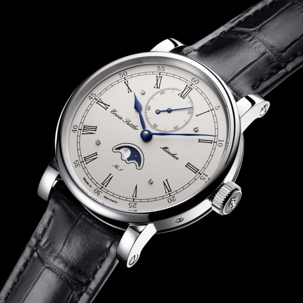 Edelstahl Armbanduhr Classica Lunaris von Erwin Sattler mit handbemalter Mondphasenaneige auf dem Zifferblatt, römische Ziffern und blau gefärbte Zeiger, schwarzes Lederarmband.