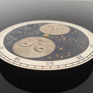 Zifferblatt einer Uhr mit zwei gezeichneten Gesichtern des Mondes und einem sternenübersäten Nachthimmel im Hintergrund.