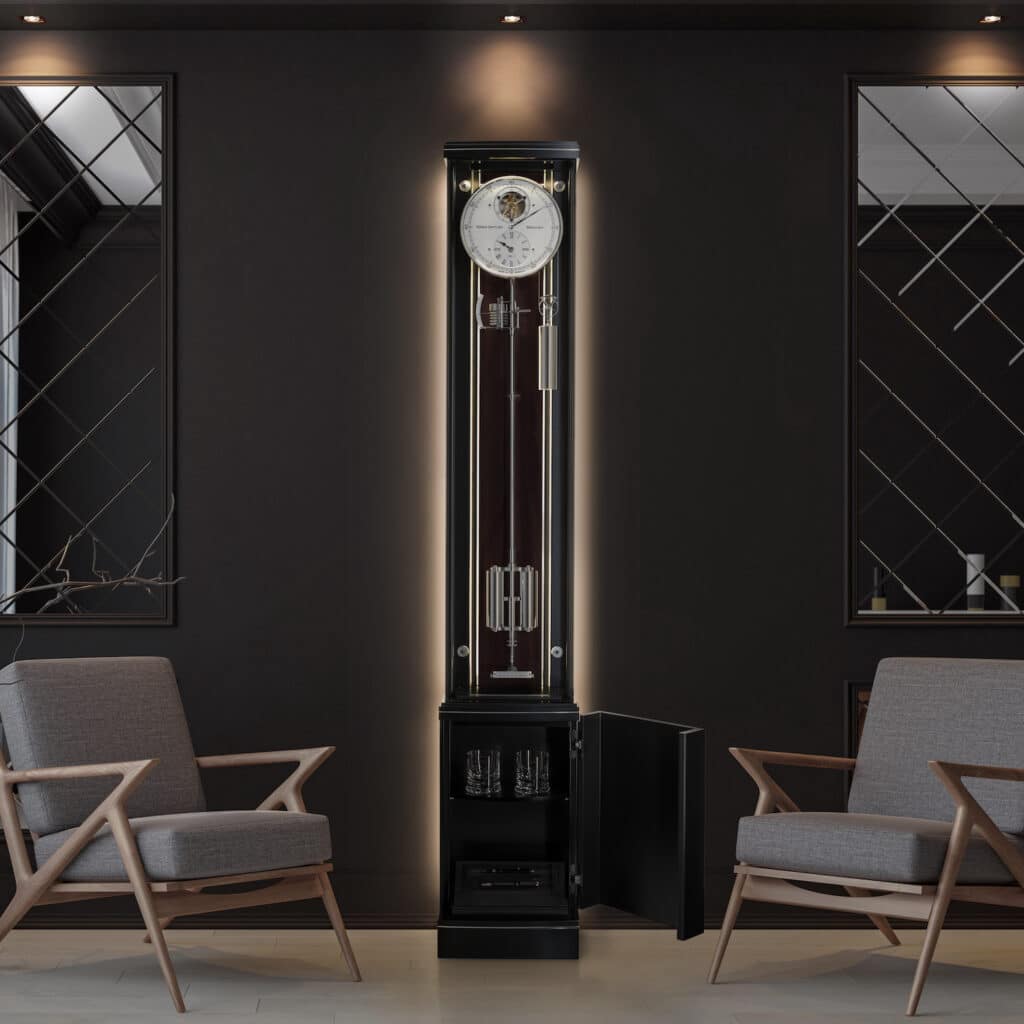 Große Standuhr Illumina Secunda in schwarz-braun von Erwin Sattler mit beleuchtetem Gehäuse in einem modern eingerichteten Raum, flankiert von zwei grauen Sesseln und dekorativen Wandspiegeln.