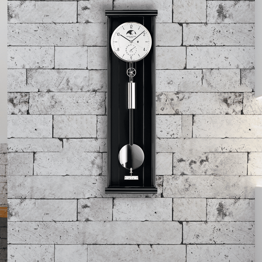Modernes Badezimmer mit freistehender weißer Badewanne, die Wanduhr Opus PMD70 von Erwin Sattler, Holzbord und minimalistischer Dekoration vor einer Wand aus grauen Steinfliesen.