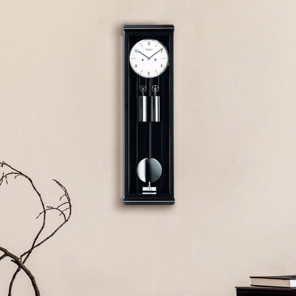 Wanduhr Classica S70M von Erwin Sattler in schwarz. Sie hängt an einer beigen Wand.