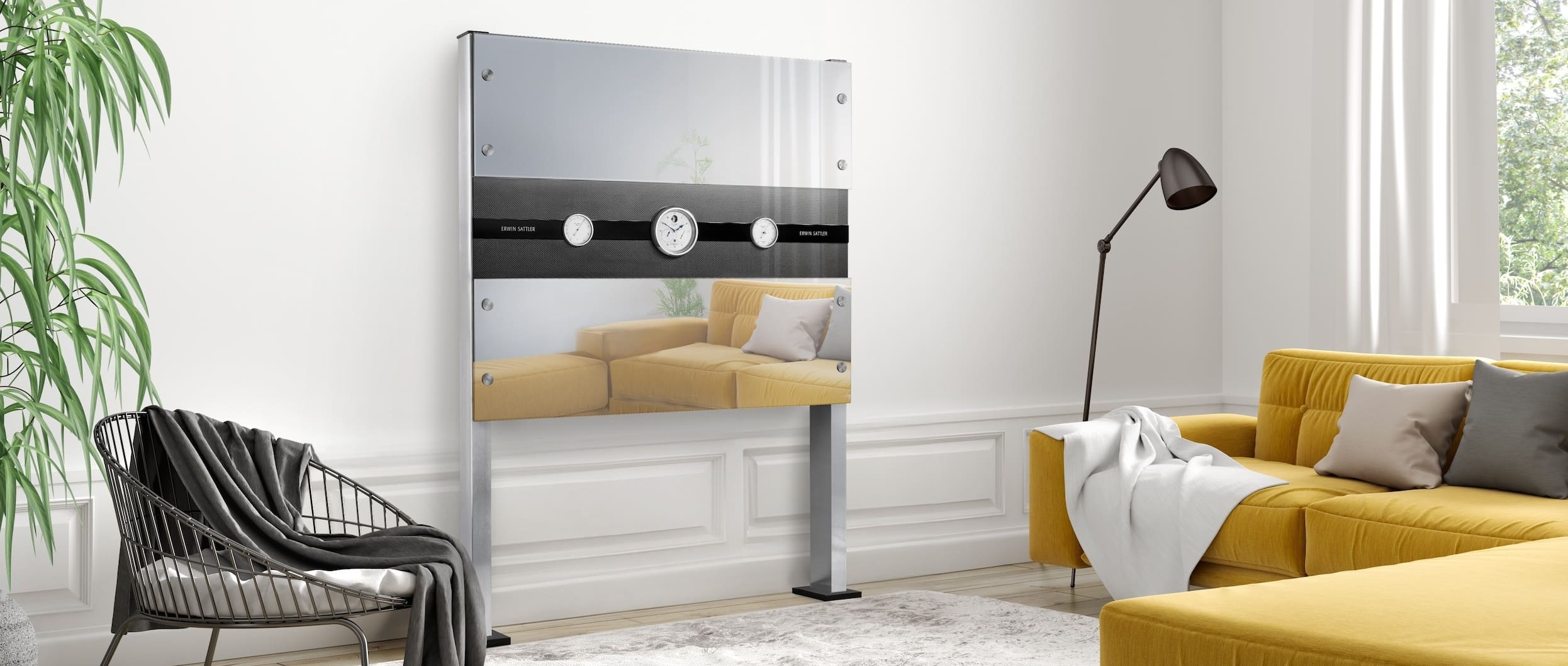 Modernes Wohnzimmer mit gelbem Sofa, Stehlampe und dem modernen Uhrenbeweger Rotalis 30 von Erwin Sattler. Links im Bild steht eine große grüne Pflanze neben einem schwarzen Stuhl mit grauer Decke.