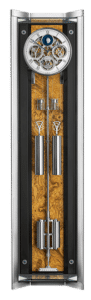 Pendeluhr Opus Perpetual von Erwin Sattler mit sichtbarem Uhrwerk, silbernen Gewichten und Zahnrädern, eingebettet in ein Gehäuse aus Holz mit Metallrahmen.