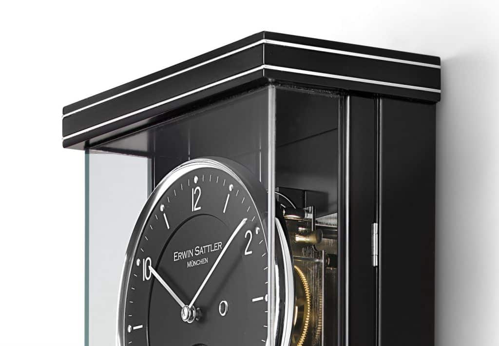 Detailausschnitt von einem Gehäuse der Wanduhren mit einer U-förmigen Tür aus Glas