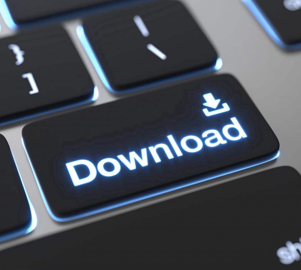 Eine Nahaufnahme einer Computertastatur mit einer leuchtenden „Download“-Taste, die ein Pfeilsymbol nach unten zeigt.
