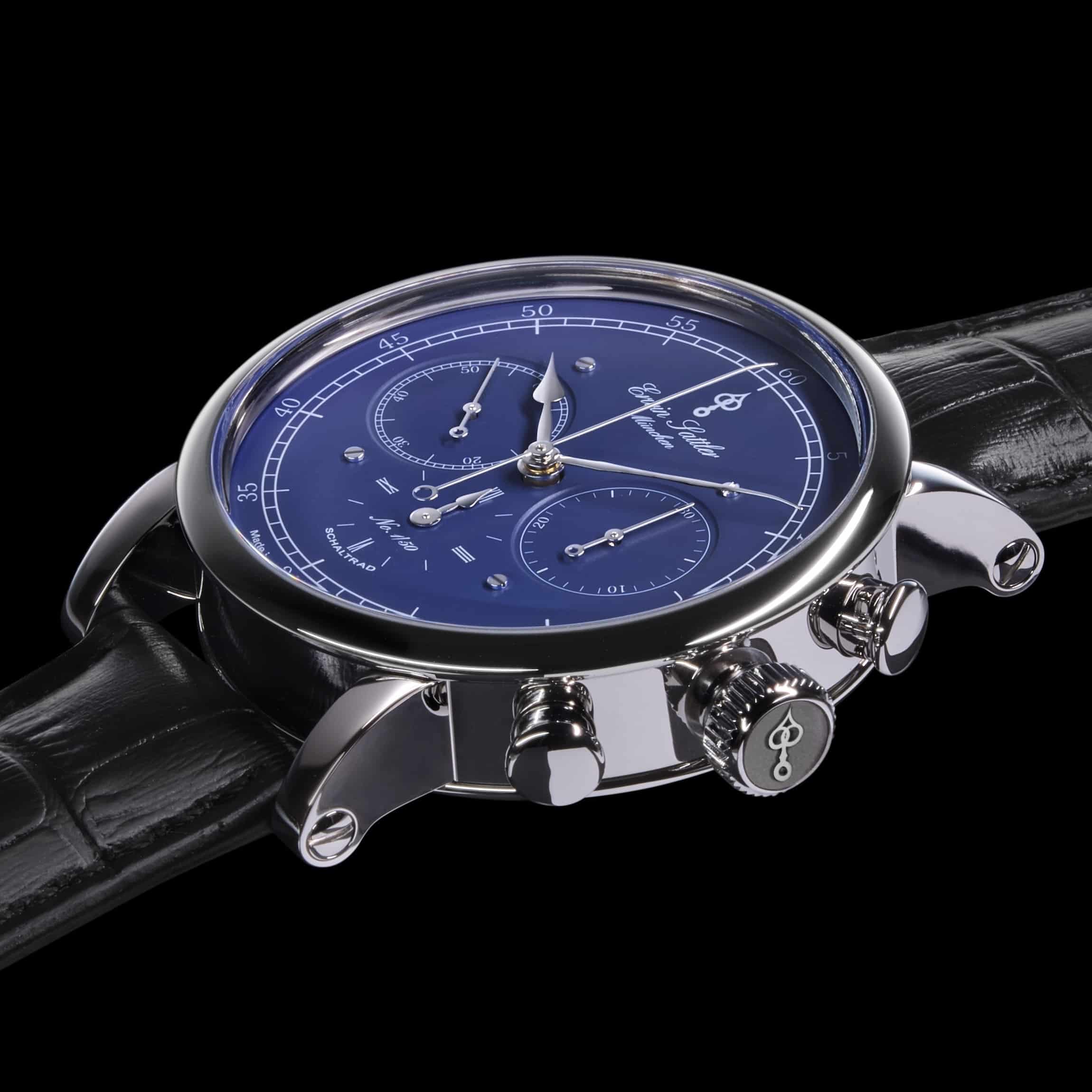 Armbanduhr Chronograph IIIS von Erwin Sattler mit blauem Zifferblatt, mehreren Chronographenanzeigen und einem schwarzen Lederarmband.