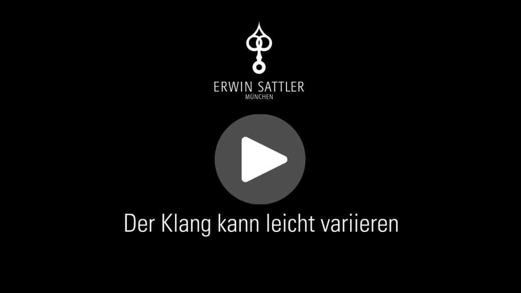 Logo von Erwin Sattler, darunter ein Play-Button und der Text "Der Klang kann leicht variieren" auf schwarzem Hintergrund.